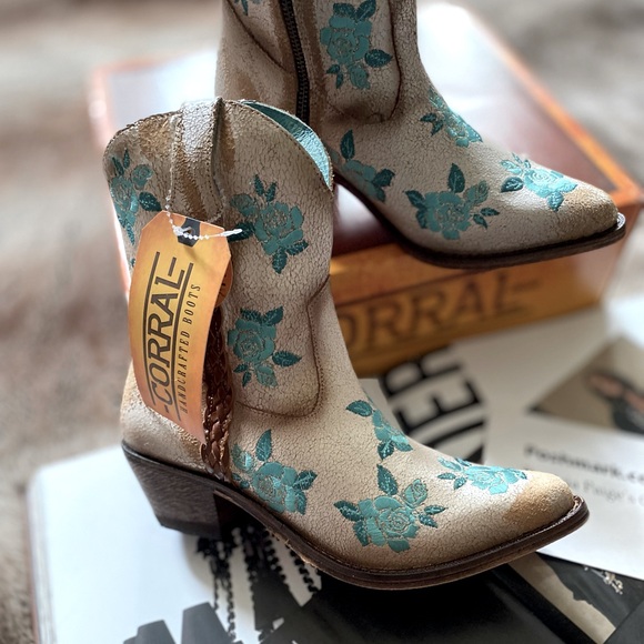 Corral Rose Embroidery Ankle Western Boots - Picture 4 of 13